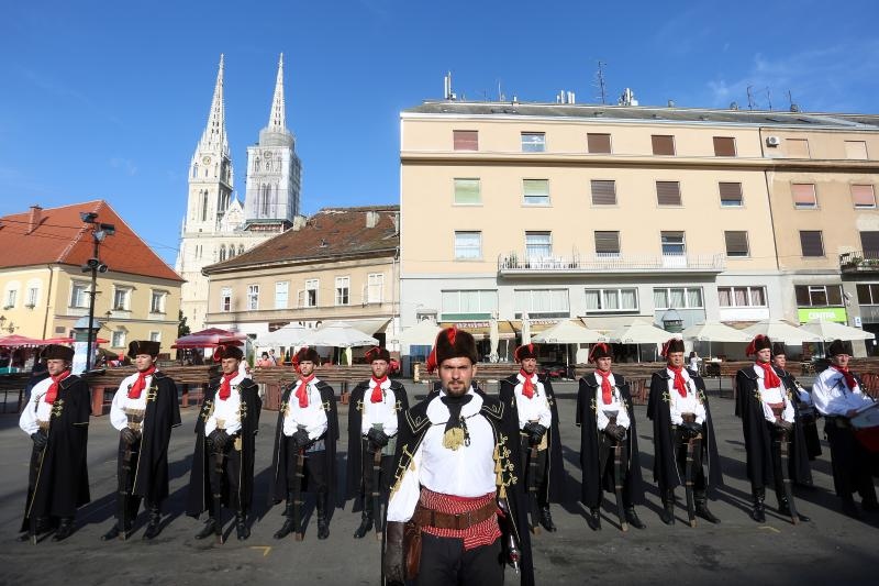 Zagreb: Počasna satnija Kravat pukovnije na Dolcu