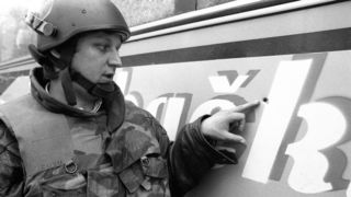 310391. ARHIVSKA FOTOGRAFIJA:
Plitvicka jezera – Akcija pripadnika za posebne namjene hrvatskog MUP-a na sam Uskrs 31.03.1991 kojom je ponovno uspostavljena policijska postaja na Plitvickim jezerima. Okrsaj je trajajo vise sati u kojoj je poginuo redarstv 310391. ARHIVSKA FOTOGRAFIJA:
Plitvicka jezera – Akcija pripadnika za posebne namjene hrvatskog MUP-a na sam Uskrs 31.03.1991 kojom je ponovno uspostavljena policijska postaja na Plitvickim jezerima. Okrsaj je trajajo vise sati u kojoj je poginuo redarstv