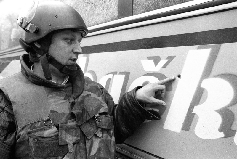 310391. ARHIVSKA FOTOGRAFIJA:
Plitvicka jezera – Akcija pripadnika za posebne namjene hrvatskog MUP-a na sam Uskrs 31.03.1991 kojom je ponovno uspostavljena policijska postaja na Plitvickim jezerima. Okrsaj je trajajo vise sati u kojoj je poginuo redarstv 310391. ARHIVSKA FOTOGRAFIJA:
Plitvicka jezera – Akcija pripadnika za posebne namjene hrvatskog MUP-a na sam Uskrs 31.03.1991 kojom je ponovno uspostavljena policijska postaja na Plitvickim jezerima. Okrsaj je trajajo vise sati u kojoj je poginuo redarstv