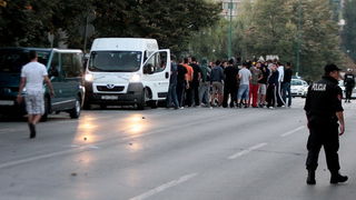 Sarajevo, 061011. 
Navijacki neredi oko i na stadionu Grbavica sat vremena prije prijateljske utakmice izmedju Zeljeznicara i Hajduka. 
Navijaci Hajduka (navodno iz BIH) usli su na juznu tribinu unistavajuci koreografiju domacih navijaca. 
Nakon masovne t