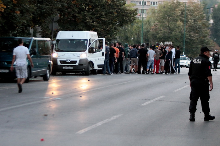 Sarajevo, 061011. 
Navijacki neredi oko i na stadionu Grbavica sat vremena prije prijateljske utakmice izmedju Zeljeznicara i Hajduka. 
Navijaci Hajduka (navodno iz BIH) usli su na juznu tribinu unistavajuci koreografiju domacih navijaca. 
Nakon masovne t
