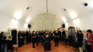 Zadar, 250313.
Nakon renovacije i prenamjene svecano je otvoren studentski klub “Bozo Lerotic”.
Na fotografiji: detalj s otvorenja; studentski zbor.
Foto: Luka Gerlanc / CROPIX Zadar, 250313.
Nakon renovacije i prenamjene svecano je otvoren studentski klub “Bozo Lerotic”.
Na fotografiji: detalj s otvorenja; studentski zbor.
Foto: Luka Gerlanc / CROPIX