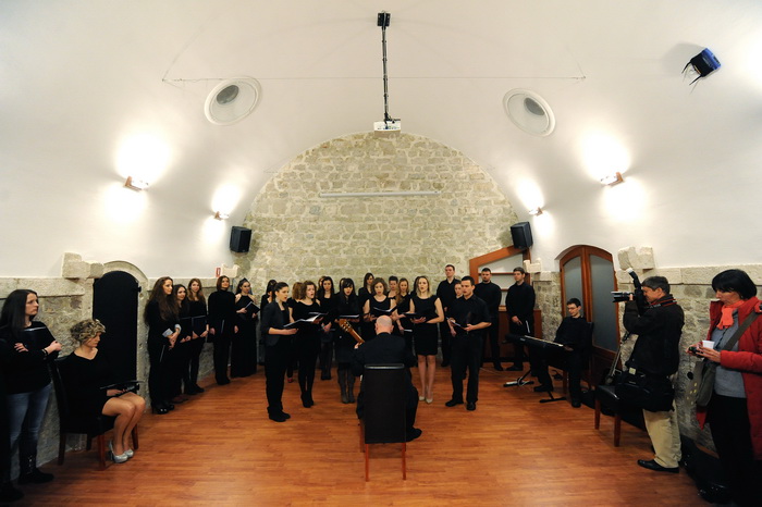Zadar, 250313.
Nakon renovacije i prenamjene svecano je otvoren studentski klub “Bozo Lerotic”.
Na fotografiji: detalj s otvorenja; studentski zbor.
Foto: Luka Gerlanc / CROPIX Zadar, 250313.
Nakon renovacije i prenamjene svecano je otvoren studentski klub “Bozo Lerotic”.
Na fotografiji: detalj s otvorenja; studentski zbor.
Foto: Luka Gerlanc / CROPIX