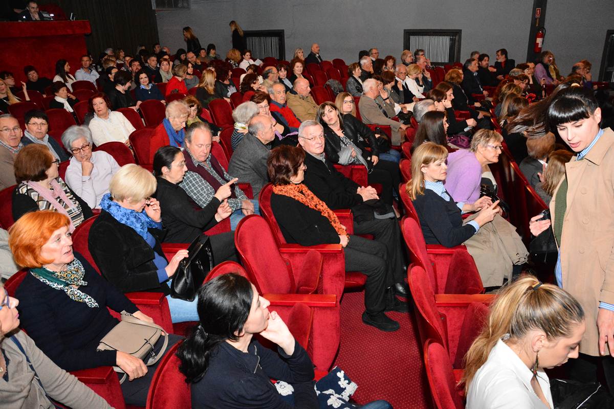 Predstava “Njuške” u HNK Zadar, foto: Iva Perinčić Predstava “Njuške” u HNK Zadar, foto: Iva Perinčić