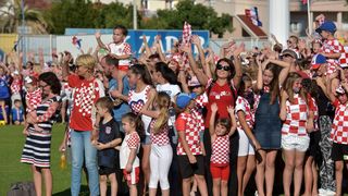 Šime Strikoman i nekoliko stotina Zadrana u Stanovima snimili milenijsku fotografiju u podrške Vatrenima Šime Strikoman i nekoliko stotina Zadrana u Stanovima snimili milenijsku fotografiju u podrške Vatrenima