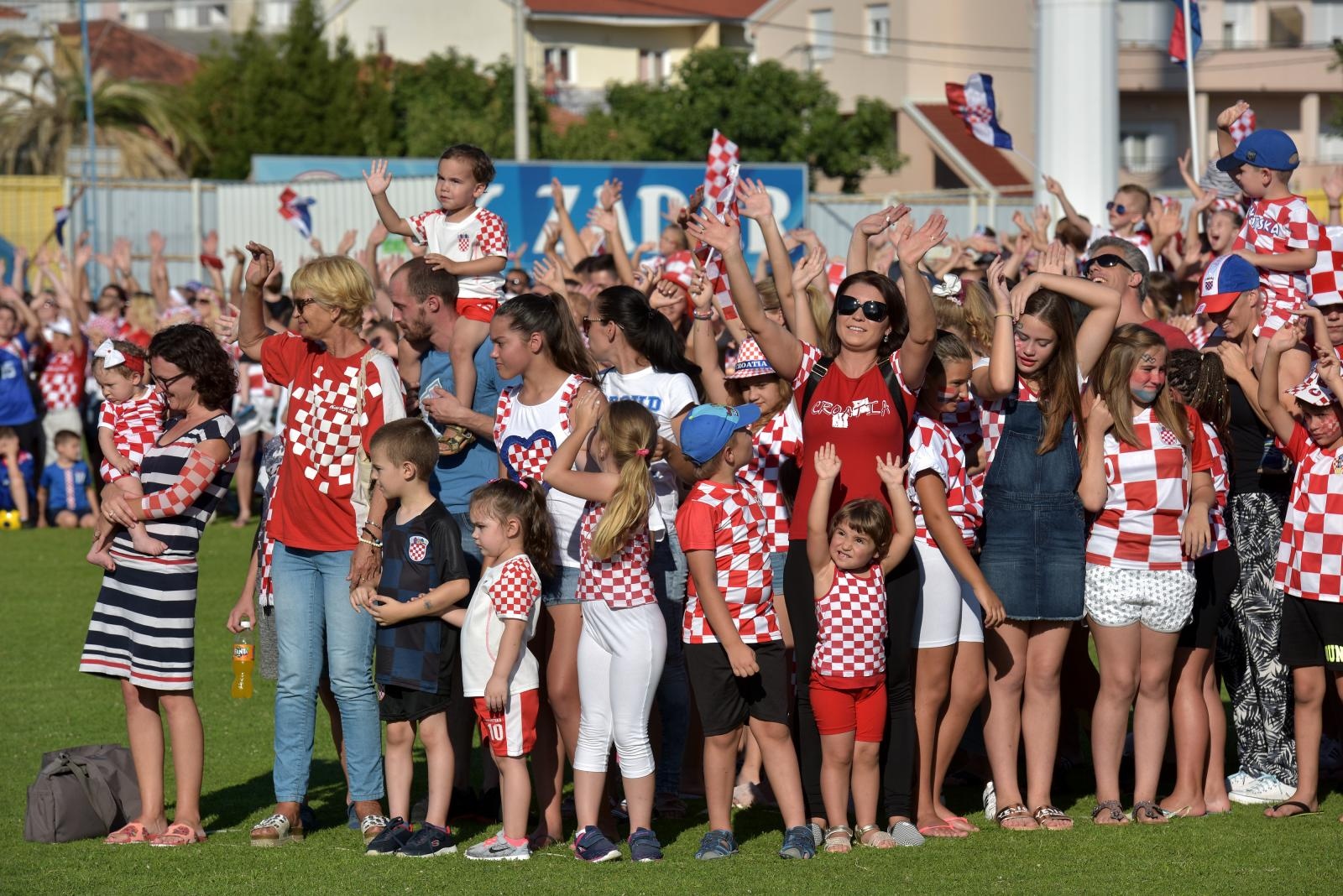 Šime Strikoman i nekoliko stotina Zadrana u Stanovima snimili milenijsku fotografiju u podrške Vatrenima Šime Strikoman i nekoliko stotina Zadrana u Stanovima snimili milenijsku fotografiju u podrške Vatrenima
