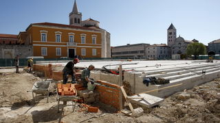 Zadar, 070410.
Pocelo betoniranje Foruma prema projektu uredjenja toga prostora. Poljana Ivana Pavla 2. do sada je sluzila kao parkiraliste. Za gradjevinske radove zaduzena je firma Ploter.
Foto: Jure Miskovic / CROPIX Zadar, 070410.
Pocelo betoniranje Foruma prema projektu uredjenja toga prostora. Poljana Ivana Pavla 2. do sada je sluzila kao parkiraliste. Za gradjevinske radove zaduzena je firma Ploter.
Foto: Jure Miskovic / CROPIX
