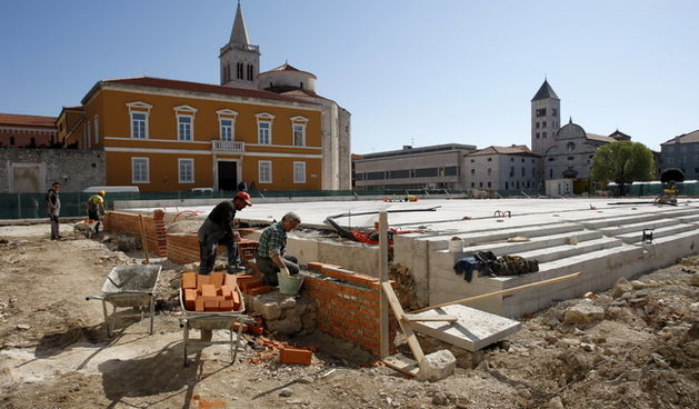 Zadar, 070410.
Pocelo betoniranje Foruma prema projektu uredjenja toga prostora. Poljana Ivana Pavla 2. do sada je sluzila kao parkiraliste. Za gradjevinske radove zaduzena je firma Ploter.
Foto: Jure Miskovic / CROPIX