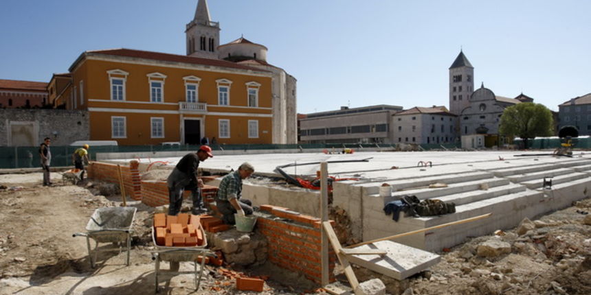 Zadar, 070410.
Pocelo betoniranje Foruma prema projektu uredjenja toga prostora. Poljana Ivana Pavla 2. do sada je sluzila kao parkiraliste. Za gradjevinske radove zaduzena je firma Ploter.
Foto: Jure Miskovic / CROPIX