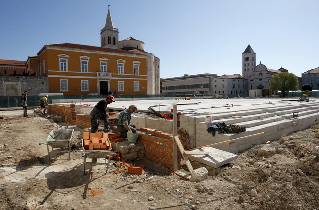 Zadar, 070410.
Pocelo betoniranje Foruma prema projektu uredjenja toga prostora. Poljana Ivana Pavla 2. do sada je sluzila kao parkiraliste. Za gradjevinske radove zaduzena je firma Ploter.
Foto: Jure Miskovic / CROPIX Zadar, 070410.
Pocelo betoniranje Foruma prema projektu uredjenja toga prostora. Poljana Ivana Pavla 2. do sada je sluzila kao parkiraliste. Za gradjevinske radove zaduzena je firma Ploter.
Foto: Jure Miskovic / CROPIX