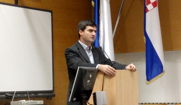 Hrvatsko geografsko društvo Zadar jučer je u  Multimedijalnoj dvorani na Novom kampusu Sveučilišta u Zadru održalo predavanje  pod nazivom Arheološka otkrića u spilji Vlakno. Predavači su bili dr. sc. Dario Vujević i Mate Parica