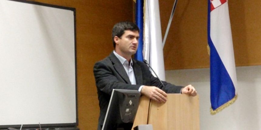 Hrvatsko geografsko društvo Zadar jučer je u Multimedijalnoj dvorani na Novom kampusu Sveučilišta u Zadru održalo predavanje pod nazivom Arheološka otkrića u spilji Vlakno. Predavači su bili dr. sc. Dario Vujević i Mate Parica Hrvatsko geografsko društvo Zadar jučer je u Multimedijalnoj dvorani na Novom kampusu Sveučilišta u Zadru održalo predavanje pod nazivom Arheološka otkrića u spilji Vlakno. Predavači su bili dr. sc. Dario Vujević i Mate Parica