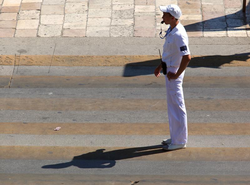 18.07.2013., Zadar – Prometna jedinica mladezi, mladi zadarski bobiji kako im tepaju gradjani uvelike pridonose olaksanom kretanju automobila kroz grad. Bez njih vecina raskrizja te ulice blize centru grada bile bi zagusene zbog prometnih cepova. Velika 18.07.2013., Zadar – Prometna jedinica mladezi, mladi zadarski bobiji kako im tepaju gradjani uvelike pridonose olaksanom kretanju automobila kroz grad. Bez njih vecina raskrizja te ulice blize centru grada bile bi zagusene zbog prometnih cepova. Velika