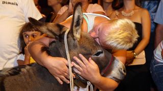 U Tribunju su održane 49. po redu magareće trke na kojima je sudjelovalo 12 jahača, a pobjedu je odnio Roko Popov na magarcu Renault 4. Photo: Duško Jaramaz/PIXSELL U Tribunju su održane 49. po redu magareće trke na kojima je sudjelovalo 12 jahača, a pobjedu je odnio Roko Popov na magarcu Renault 4. Photo: Duško Jaramaz/PIXSELL