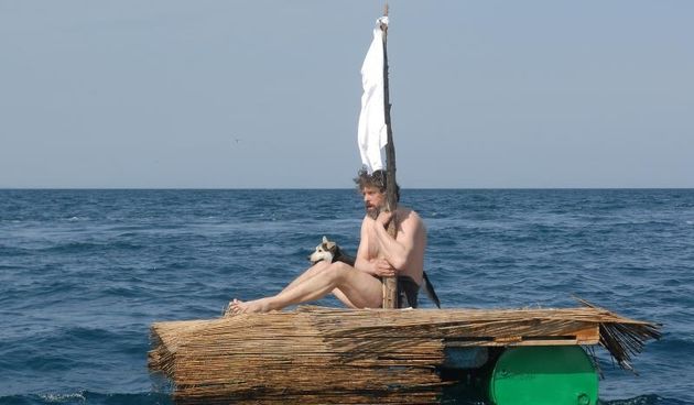 KUD Bleke i konji izveo je performans “Hrvatsko proljece”. Enio Mestrovic u ulozi brodolomca u zadarskom kanalu. Photo: Dino Stanin/PIXSELL