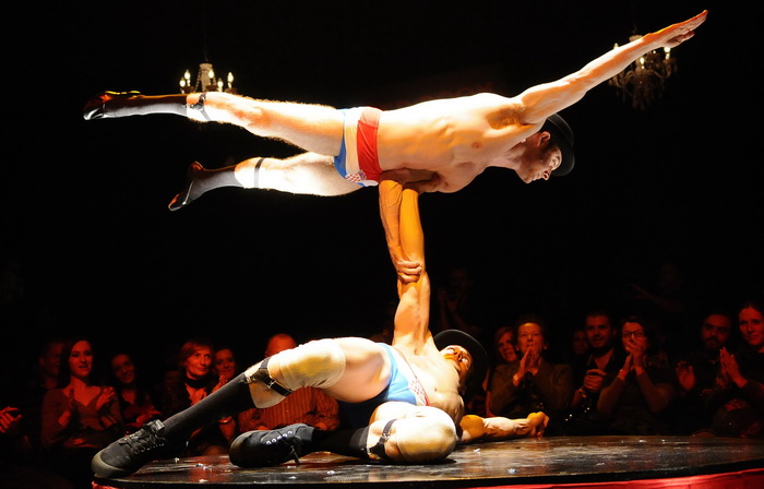 Zagreb, 291011.
Veceras je u staroj tvornici Jedinstvo odrzana jos jedna vecer 7. Festivala novog cirkusa, koji traje od 25.10. do 30.10. Veceras je odrzana cabaret predstava Red room.
Na fotografiji: nastup akrobata English Gents.
Foto: Admir Buljubasic Zagreb, 291011.
Veceras je u staroj tvornici Jedinstvo odrzana jos jedna vecer 7. Festivala novog cirkusa, koji traje od 25.10. do 30.10. Veceras je odrzana cabaret predstava Red room.
Na fotografiji: nastup akrobata English Gents.
Foto: Admir Buljubasic