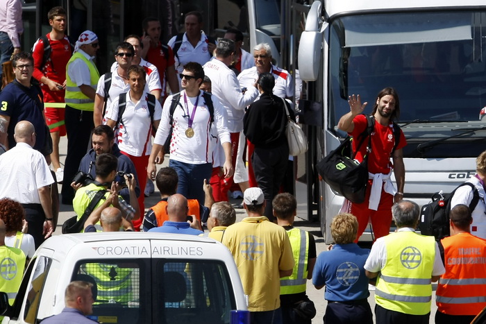 Zagreb, 130812.
Pleso.
Povratak Hrvatske olimpijske delegacije u Zagreb sa Olimpijskih igara u Londonu.
Foto: Goran Mehkek / CROPIX Zagreb, 130812.
Pleso.
Povratak Hrvatske olimpijske delegacije u Zagreb sa Olimpijskih igara u Londonu.
Foto: Goran Mehkek / CROPIX