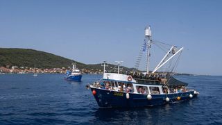 Tunuara 2016 – defile ribarica, spremanje brudeta, demonstracija ribarske vještine i koncert Zorica Kondža. Foto: TZ općine Kali/Adam Vidas Tunuara 2016 – defile ribarica, spremanje brudeta, demonstracija ribarske vještine i koncert Zorica Kondža. Foto: TZ općine Kali/Adam Vidas