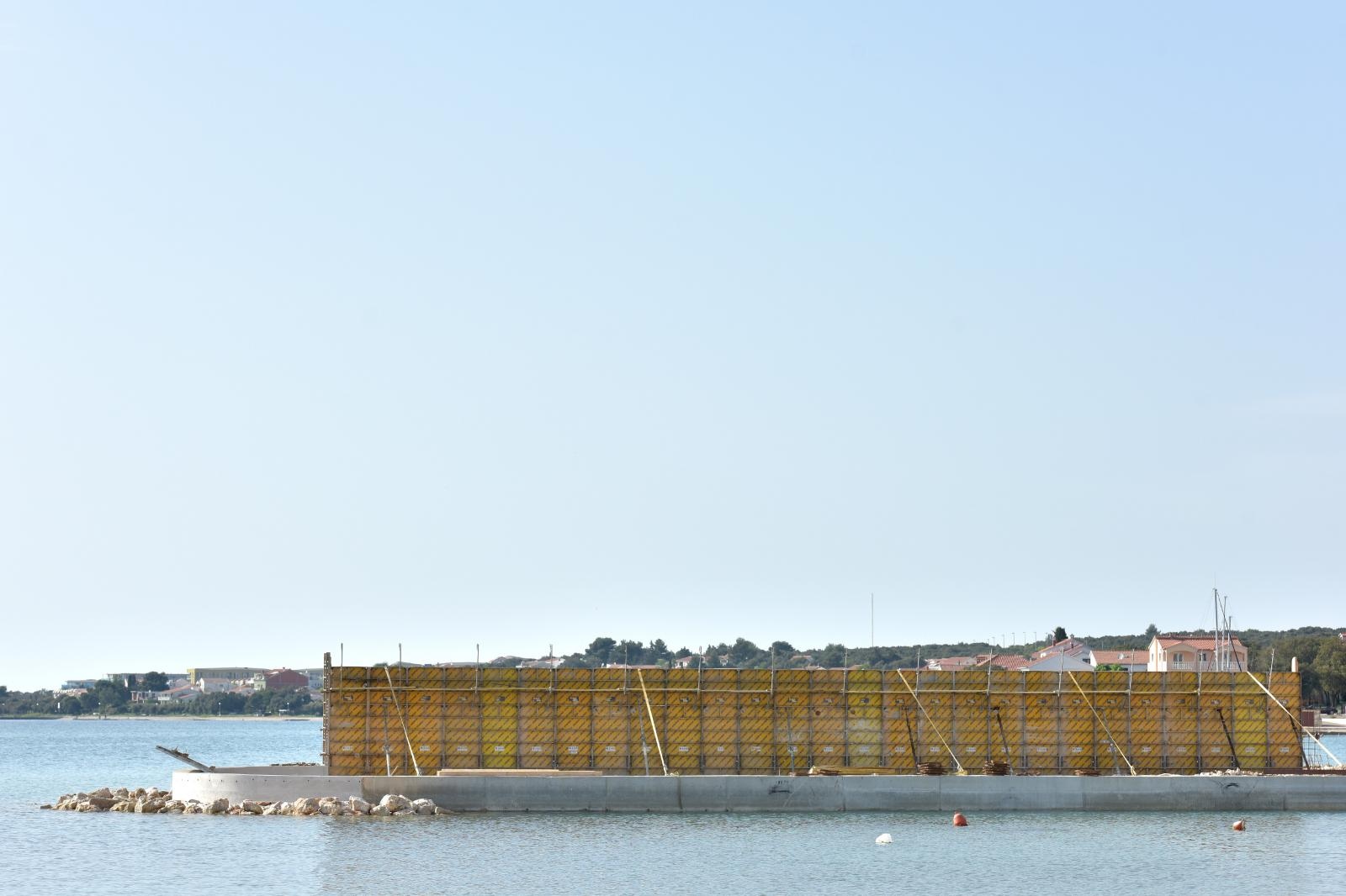 Vandali napravili veliku štetu na gradilištu obalnog zida u Petrčanima