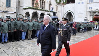 Dubrovnik, 061211.
Svecani mimohod i postrojavanje branitelja grada Dubrovnika iz 1991. godine na Stradunu u sklopu proslave dana Branitelja pred predsjednikom RH Ivom Josipovicem.
Na slici: Ivo Josipovic.
Foto: Tonci Plazibat / CROPIX Dubrovnik, 061211.
Svecani mimohod i postrojavanje branitelja grada Dubrovnika iz 1991. godine na Stradunu u sklopu proslave dana Branitelja pred predsjednikom RH Ivom Josipovicem.
Na slici: Ivo Josipovic.
Foto: Tonci Plazibat / CROPIX