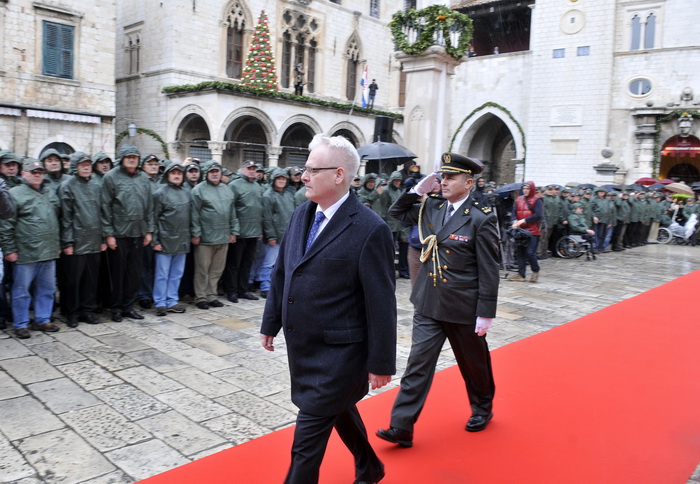 Dubrovnik, 061211.
Svecani mimohod i postrojavanje branitelja grada Dubrovnika iz 1991. godine na Stradunu u sklopu proslave dana Branitelja pred predsjednikom RH Ivom Josipovicem.
Na slici: Ivo Josipovic.
Foto: Tonci Plazibat / CROPIX Dubrovnik, 061211.
Svecani mimohod i postrojavanje branitelja grada Dubrovnika iz 1991. godine na Stradunu u sklopu proslave dana Branitelja pred predsjednikom RH Ivom Josipovicem.
Na slici: Ivo Josipovic.
Foto: Tonci Plazibat / CROPIX