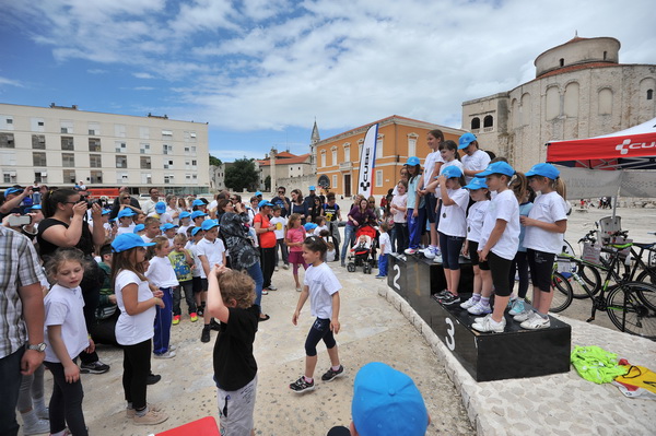 Zadar, 250513.
Univerzalna sportska skola “Dite zadarsko” kraj sezone obiljezila proslavom cetvrtog rodjendana i odrzavanjem sportskih igara na Forumu.
Na fotografiji: sporske igre “Dite zadarsko”.
Foto: Luka Gerlanc / CROPIX