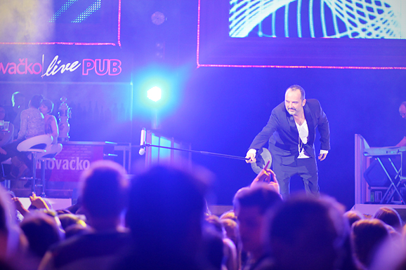Karlovačko live 2012: Tony Cetinski na Višnjiku (foto:Saša Čuka) Karlovačko live 2012: Tony Cetinski na Višnjiku (foto:Saša Čuka)
