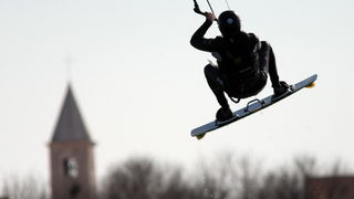 Zadar, 050411.
Nekoliko surfera iskoristilo je buru i suncan  dan za surfanje na plazi Zdrijac u Ninu.
Foto: Vladimir Ivanov / CROPIX