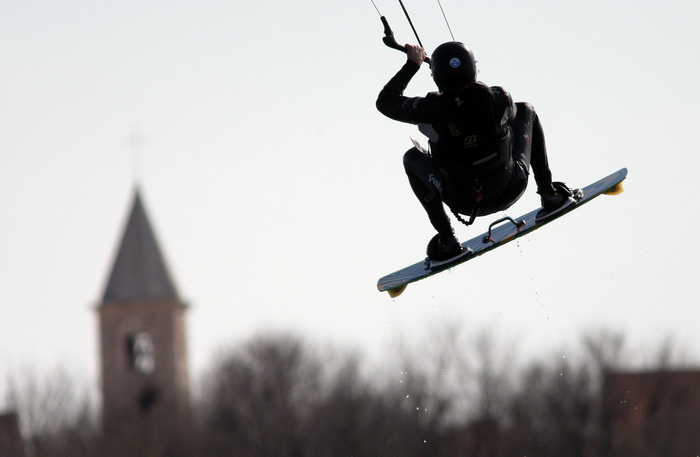 Zadar, 050411.
Nekoliko surfera iskoristilo je buru i suncan  dan za surfanje na plazi Zdrijac u Ninu.
Foto: Vladimir Ivanov / CROPIX