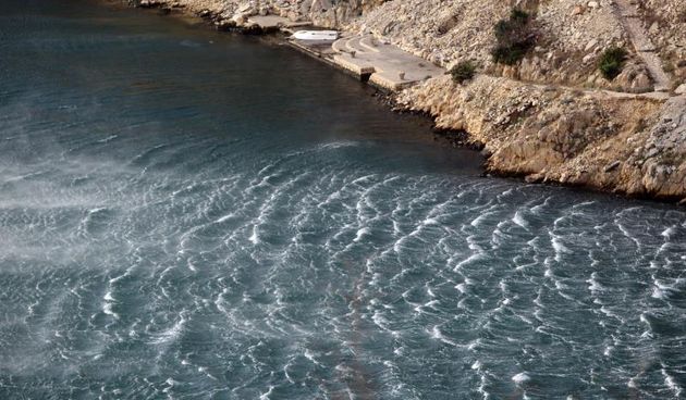 Opis  25.01.2014., Zadar – Nakon dugog perioda izuzetno toplog vremena, dugo (ne)ocekivani snijeg i bura ohladili su podrucje Zadarske zupanije. Photo: Filip Brala/PIXSELL Autor  Filip Brala/PIXSELL KLJUČNE RIJEČI  Zadar, bura, velebit, zima, snijeg, vri