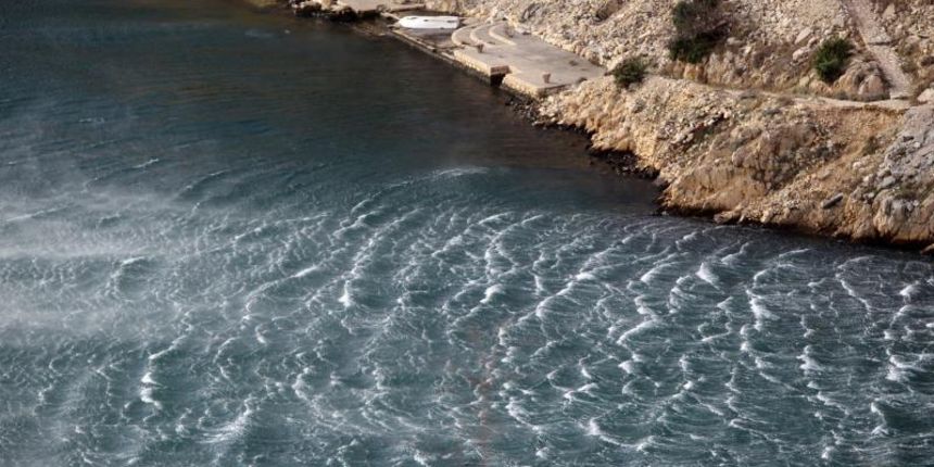 Opis 25.01.2014., Zadar – Nakon dugog perioda izuzetno toplog vremena, dugo (ne)ocekivani snijeg i bura ohladili su podrucje Zadarske zupanije. Photo: Filip Brala/PIXSELL Autor Filip Brala/PIXSELL KLJUČNE RIJEČI Zadar, bura, velebit, zima, snijeg, vri Opis 25.01.2014., Zadar – Nakon dugog perioda izuzetno toplog vremena, dugo (ne)ocekivani snijeg i bura ohladili su podrucje Zadarske zupanije. Photo: Filip Brala/PIXSELL Autor Filip Brala/PIXSELL KLJUČNE RIJEČI Zadar, bura, velebit, zima, snijeg, vri