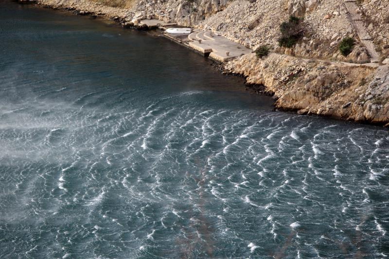 Opis 25.01.2014., Zadar – Nakon dugog perioda izuzetno toplog vremena, dugo (ne)ocekivani snijeg i bura ohladili su podrucje Zadarske zupanije. Photo: Filip Brala/PIXSELL Autor Filip Brala/PIXSELL KLJUČNE RIJEČI Zadar, bura, velebit, zima, snijeg, vri Opis 25.01.2014., Zadar – Nakon dugog perioda izuzetno toplog vremena, dugo (ne)ocekivani snijeg i bura ohladili su podrucje Zadarske zupanije. Photo: Filip Brala/PIXSELL Autor Filip Brala/PIXSELL KLJUČNE RIJEČI Zadar, bura, velebit, zima, snijeg, vri