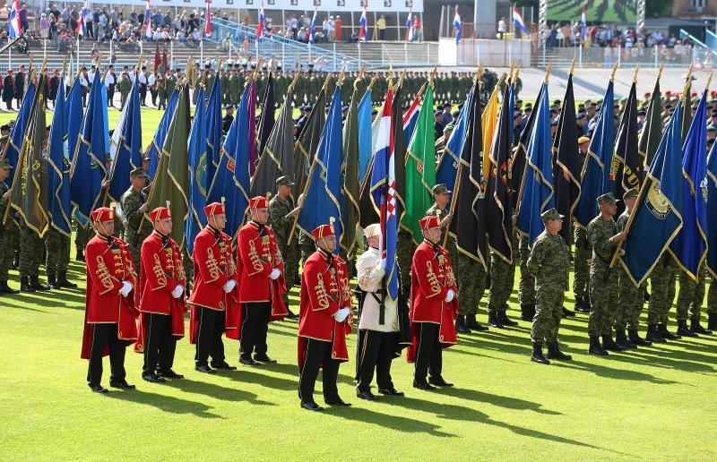 Svečano postrojavanje na stadionu u Kranjčevićevoj u povodu Dana Oružanih snaga Republike Hrvatske. Foto. PIXSELL Svečano postrojavanje na stadionu u Kranjčevićevoj u povodu Dana Oružanih snaga Republike Hrvatske. Foto. PIXSELL
