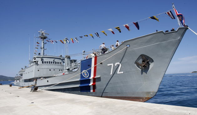 Zadar, 050810.
Brod Hrvatske ratne mornarice Andrija Mohorovcic na vezu u zadarskoj luci otvoren je za gradjane koji ga mogu razgledati, od 8 do 12 sati.
Foto: Jure Miskovic / CROPIX