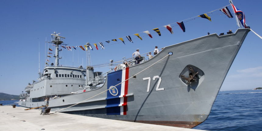 Zadar, 050810.
Brod Hrvatske ratne mornarice Andrija Mohorovcic na vezu u zadarskoj luci otvoren je za gradjane koji ga mogu razgledati, od 8 do 12 sati.
Foto: Jure Miskovic / CROPIX