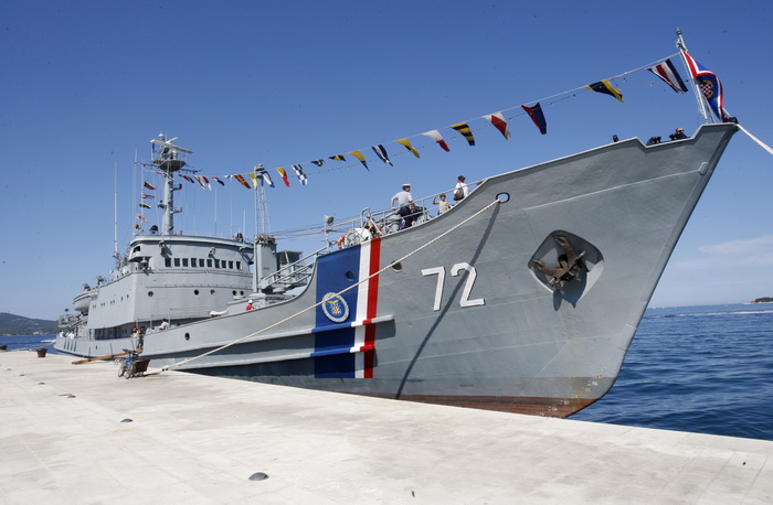 Zadar, 050810.
Brod Hrvatske ratne mornarice Andrija Mohorovcic na vezu u zadarskoj luci otvoren je za gradjane koji ga mogu razgledati, od 8 do 12 sati.
Foto: Jure Miskovic / CROPIX