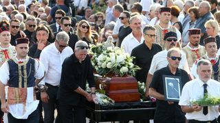 Posljednji ispraćaj Olivera Dragojevića na groblju Sveti Roko u Veloj Luci Posljednji ispraćaj Olivera Dragojevića na groblju Sveti Roko u Veloj Luci