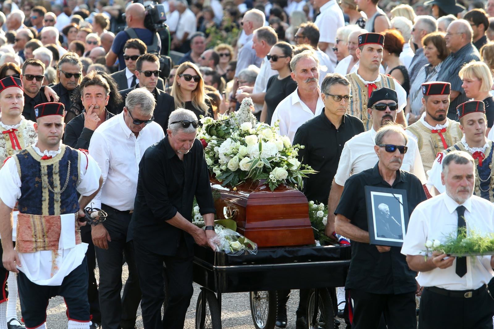 Posljednji ispraćaj Olivera Dragojevića na groblju Sveti Roko u Veloj Luci Posljednji ispraćaj Olivera Dragojevića na groblju Sveti Roko u Veloj Luci