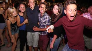 Na Stanovima se Kraljica mira slavi već preko 20 godina, a sinoćnjim misnim slavljem, procesijom i kasnije koncertom na školskom igralištu Stanarci su proslavili još jednu feštu. Koncert su održali grupa Dalmatico i Ivica Sikirić Ićo, foto: I. Perinčić Na Stanovima se Kraljica mira slavi već preko 20 godina, a sinoćnjim misnim slavljem, procesijom i kasnije koncertom na školskom igralištu Stanarci su proslavili još jednu feštu. Koncert su održali grupa Dalmatico i Ivica Sikirić Ićo, foto: I. Perinčić