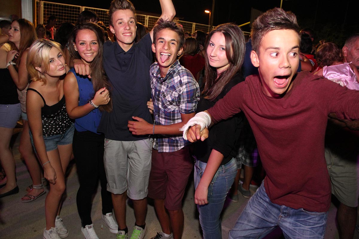 Na Stanovima se Kraljica mira slavi već preko 20 godina, a sinoćnjim misnim slavljem, procesijom i kasnije koncertom na školskom igralištu Stanarci su proslavili još jednu feštu. Koncert su održali grupa Dalmatico i Ivica Sikirić Ićo, foto: I. Perinčić Na Stanovima se Kraljica mira slavi već preko 20 godina, a sinoćnjim misnim slavljem, procesijom i kasnije koncertom na školskom igralištu Stanarci su proslavili još jednu feštu. Koncert su održali grupa Dalmatico i Ivica Sikirić Ićo, foto: I. Perinčić