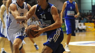 Zadar, 230912
Dvorana Jazine.
Humanitarna utakmica “Za Stephanie smo vratili kosarku u Jazine” na kojoj su nastupile brojne bivse zvijezde KK Zadra poput Dina Radje, Arijana Komazeca, Gordana Giriceka i drugih.
Na fotografiji: mlada nada Dario Saric
Foto Zadar, 230912
Dvorana Jazine.
Humanitarna utakmica “Za Stephanie smo vratili kosarku u Jazine” na kojoj su nastupile brojne bivse zvijezde KK Zadra poput Dina Radje, Arijana Komazeca, Gordana Giriceka i drugih.
Na fotografiji: mlada nada Dario Saric
Foto