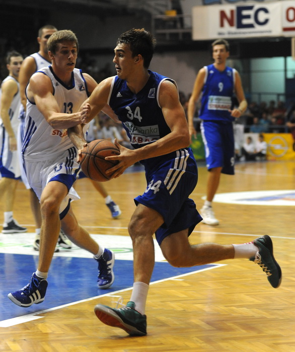 Zadar, 230912
Dvorana Jazine.
Humanitarna utakmica “Za Stephanie smo vratili kosarku u Jazine” na kojoj su nastupile brojne bivse zvijezde KK Zadra poput Dina Radje, Arijana Komazeca, Gordana Giriceka i drugih.
Na fotografiji: mlada nada Dario Saric
Foto Zadar, 230912
Dvorana Jazine.
Humanitarna utakmica “Za Stephanie smo vratili kosarku u Jazine” na kojoj su nastupile brojne bivse zvijezde KK Zadra poput Dina Radje, Arijana Komazeca, Gordana Giriceka i drugih.
Na fotografiji: mlada nada Dario Saric
Foto