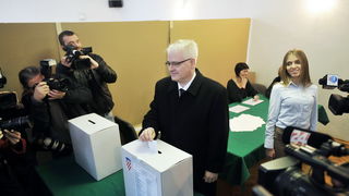 Zagreb, 041211.
Parlamentarni izbori 2011.
Biracko mjesto u Palmoticevoj 30.
Na slici: glasovanje predsjednika RH Ive Josipovica.
Foto: Marko Miscevic / CROPIX