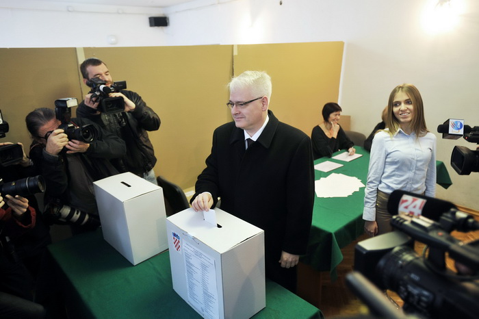 Zagreb, 041211.
Parlamentarni izbori 2011.
Biracko mjesto u Palmoticevoj 30.
Na slici: glasovanje predsjednika RH Ive Josipovica.
Foto: Marko Miscevic / CROPIX