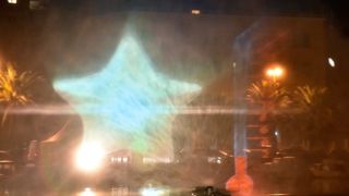 Zadar – U uvali Jazine postavljen je hologramski prikaz bozicne Jelke uz popratne audio vizualne efekte. Projekcija se odrzava do Nove godine svakog popodneva iza 17 sati. Dogadjaj je organizirala tvrtka Parkour media u sklopu manifestacije Advent u Zadru Zadar – U uvali Jazine postavljen je hologramski prikaz bozicne Jelke uz popratne audio vizualne efekte. Projekcija se odrzava do Nove godine svakog popodneva iza 17 sati. Dogadjaj je organizirala tvrtka Parkour media u sklopu manifestacije Advent u Zadru