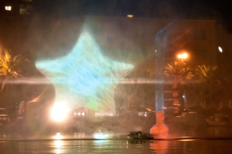 Zadar – U uvali Jazine postavljen je hologramski prikaz bozicne Jelke uz popratne audio vizualne efekte. Projekcija se odrzava do Nove godine svakog popodneva iza 17 sati. Dogadjaj je organizirala tvrtka Parkour media u sklopu manifestacije Advent u Zadru Zadar – U uvali Jazine postavljen je hologramski prikaz bozicne Jelke uz popratne audio vizualne efekte. Projekcija se odrzava do Nove godine svakog popodneva iza 17 sati. Dogadjaj je organizirala tvrtka Parkour media u sklopu manifestacije Advent u Zadru