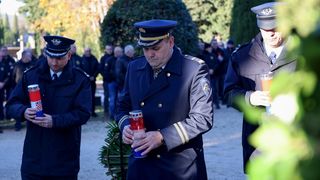 Na Gradskom groblju položeni vijenci povodom obilježavanja 33. obljetnice 72. bojne Vojne policije Na Gradskom groblju položeni vijenci povodom obilježavanja 33. obljetnice 72. bojne Vojne policije