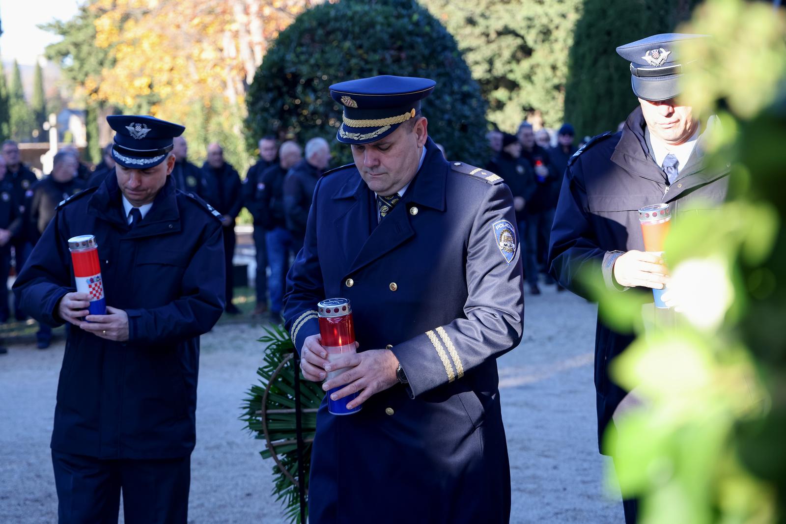 Na Gradskom groblju položeni vijenci povodom obilježavanja 33. obljetnice 72. bojne Vojne policije Na Gradskom groblju položeni vijenci povodom obilježavanja 33. obljetnice 72. bojne Vojne policije