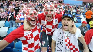 Veseli hrvatski navijači u kockicama ispunili Baltik Arenu u Kalinjingradu Veseli hrvatski navijači u kockicama ispunili Baltik Arenu u Kalinjingradu