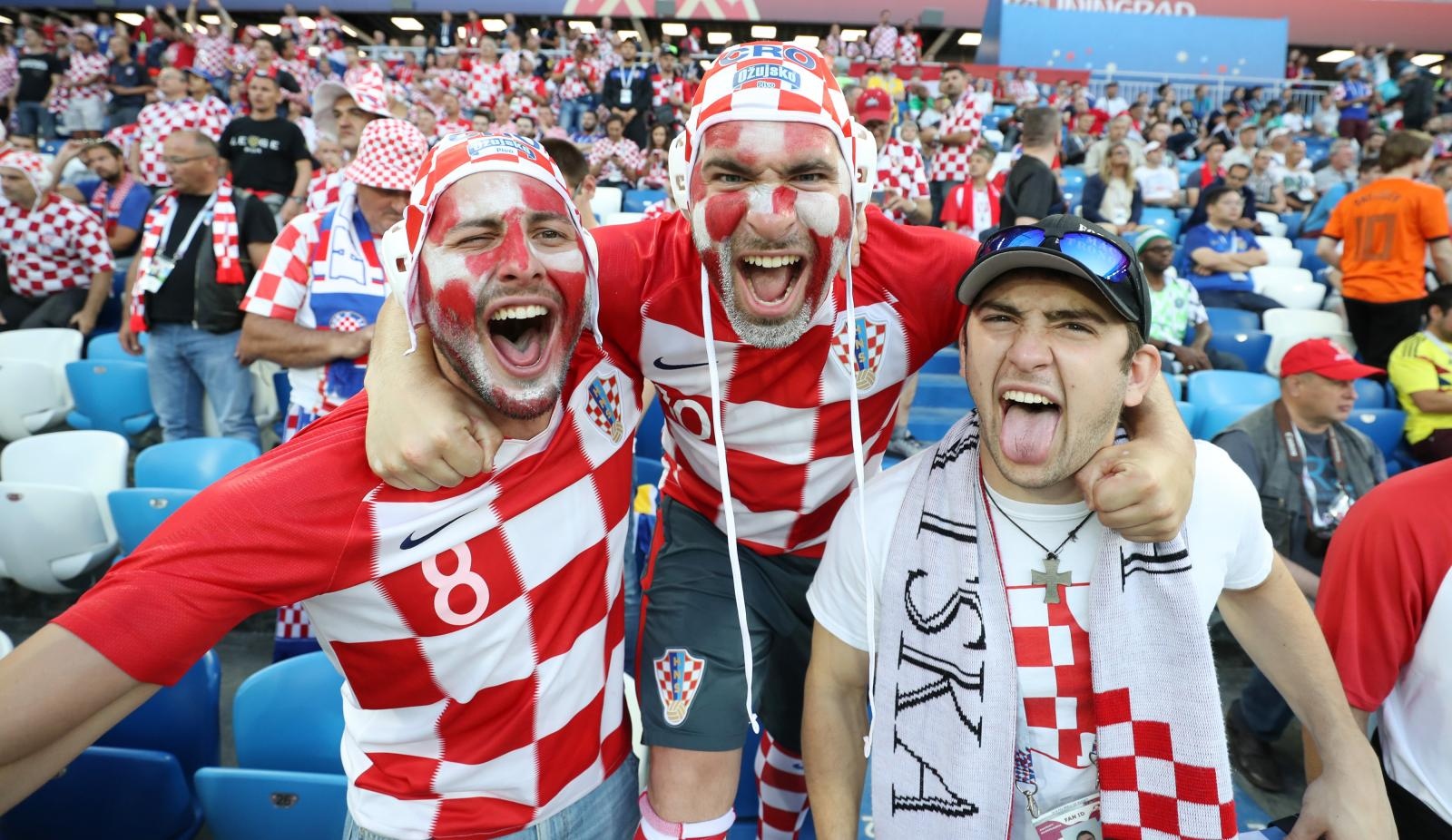 Veseli hrvatski navijači u kockicama ispunili Baltik Arenu u Kalinjingradu Veseli hrvatski navijači u kockicama ispunili Baltik Arenu u Kalinjingradu